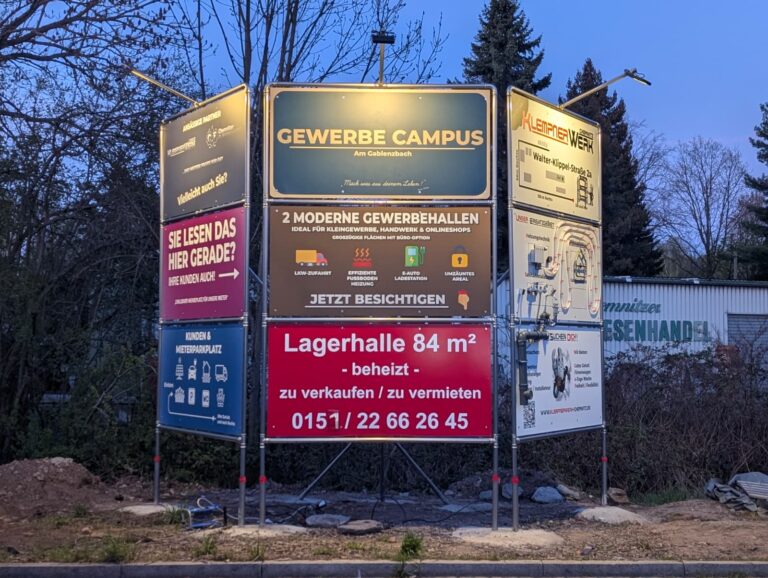 🚩 Unser neuer Werbeturm steht: Ein echter Hingucker für den Gewerbe Campus!