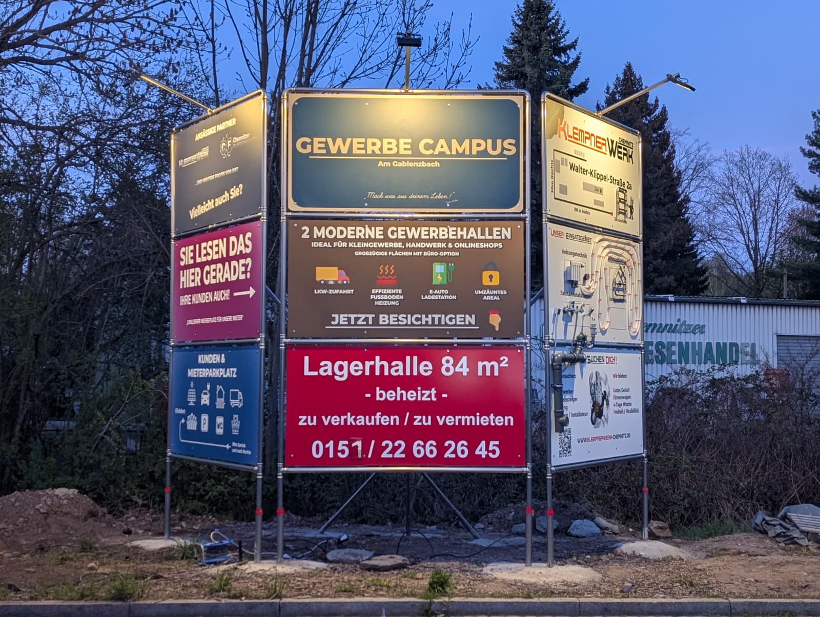 🚩 Unser neuer Werbeturm steht: Ein echter Hingucker für den Gewerbe Campus!